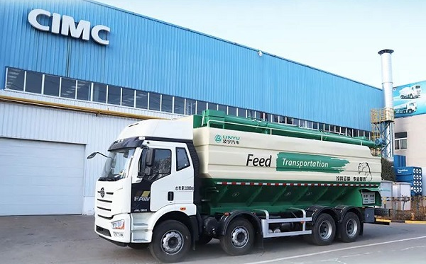 凌宇散裝飼料運(yùn)輸車特點(diǎn)介紹！