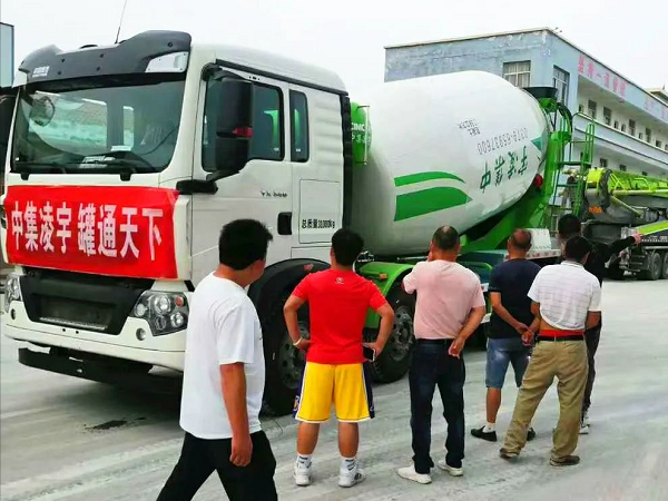 開(kāi)攤啦！凌宇攪拌車“擺攤兒”湖北，客戶當(dāng)場(chǎng)下單！