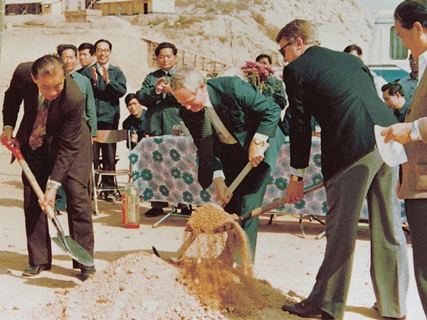 人民日報 | 麥伯良：敢闖敢試，泥路走成幸福路