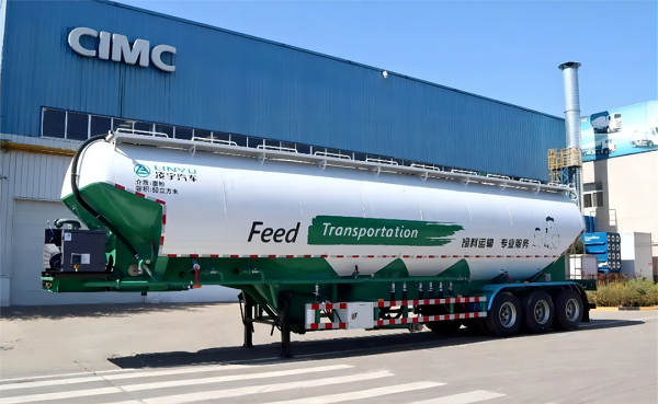 大容量飼料運(yùn)輸罐車的特點(diǎn)和優(yōu)勢(shì)都有哪些？
