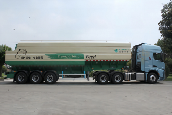 保障飼料運(yùn)輸安全！散裝雛禽飼料運(yùn)輸半掛車的特點(diǎn)及優(yōu)勢(shì)有哪些？